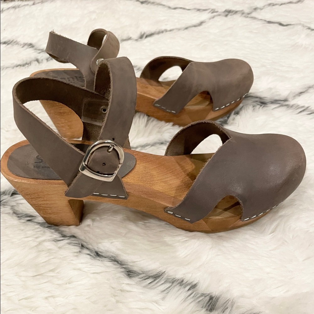 Sanita grey ankle strap clogs size 37